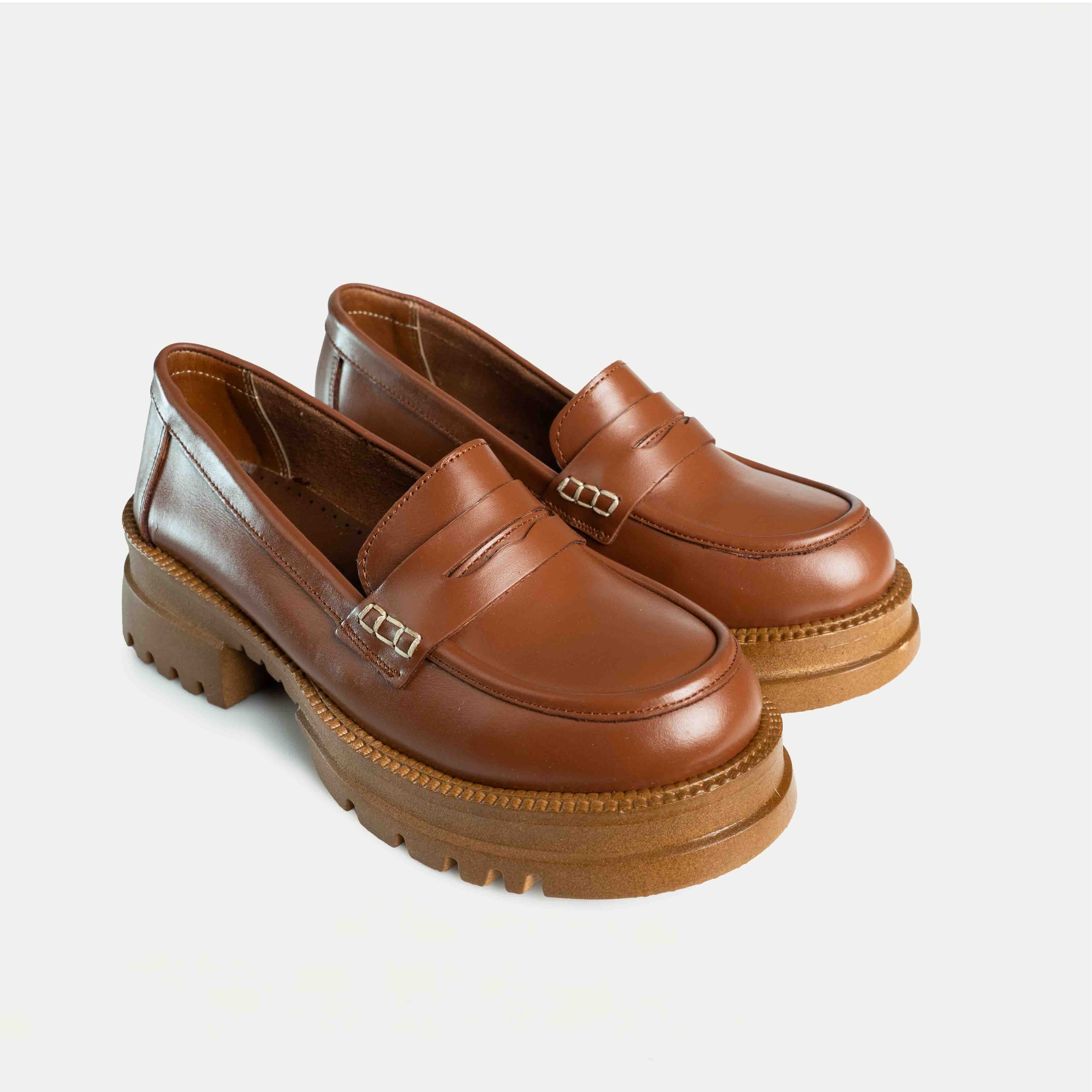 شوز حريمي جلد طبيعي لون هافان بفرش جلد طبيعي ونعل طبي مريح وخفيف مع كعب 4 سم