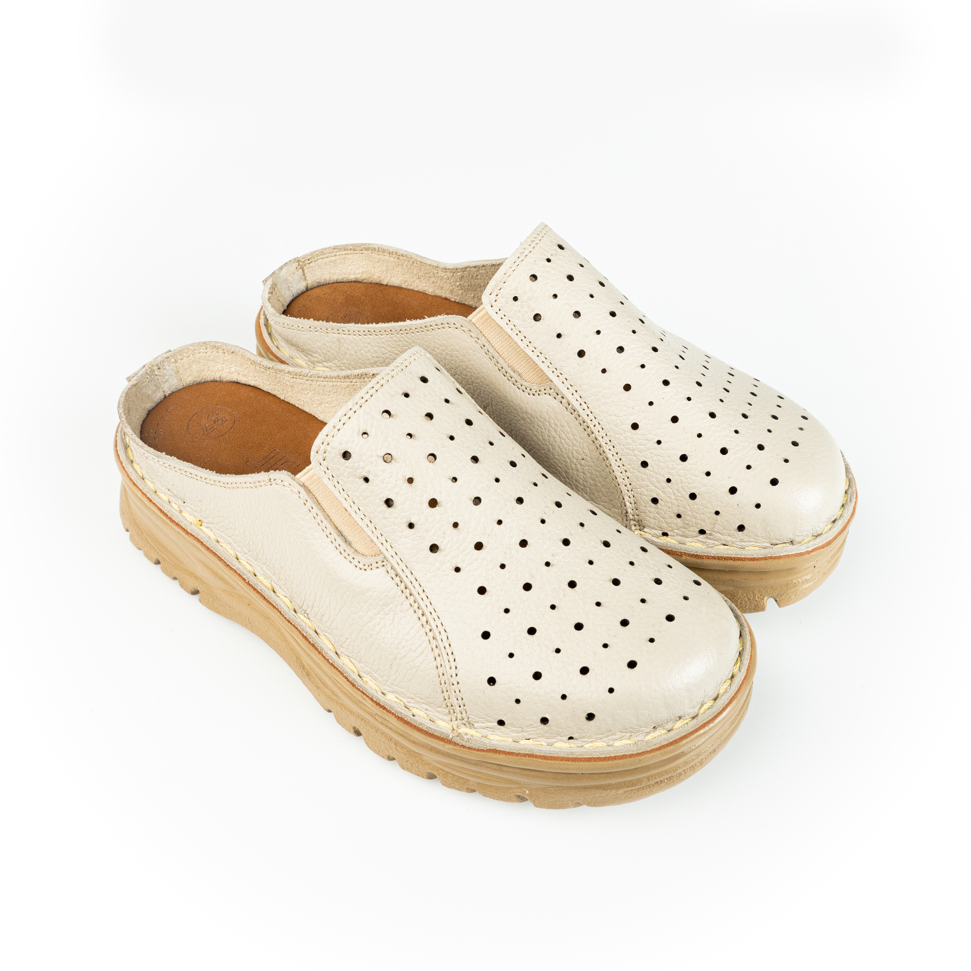 سابوه حريمي جلد طبيعي بخياطة هاند ميد ونعل طبي طري مريح وارتفاع نعل 2 سم

