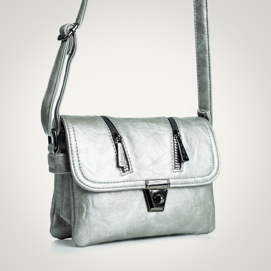 شنطة جلد إيطالي مستورد فضي بجيوب داخلية مقاس 16×20