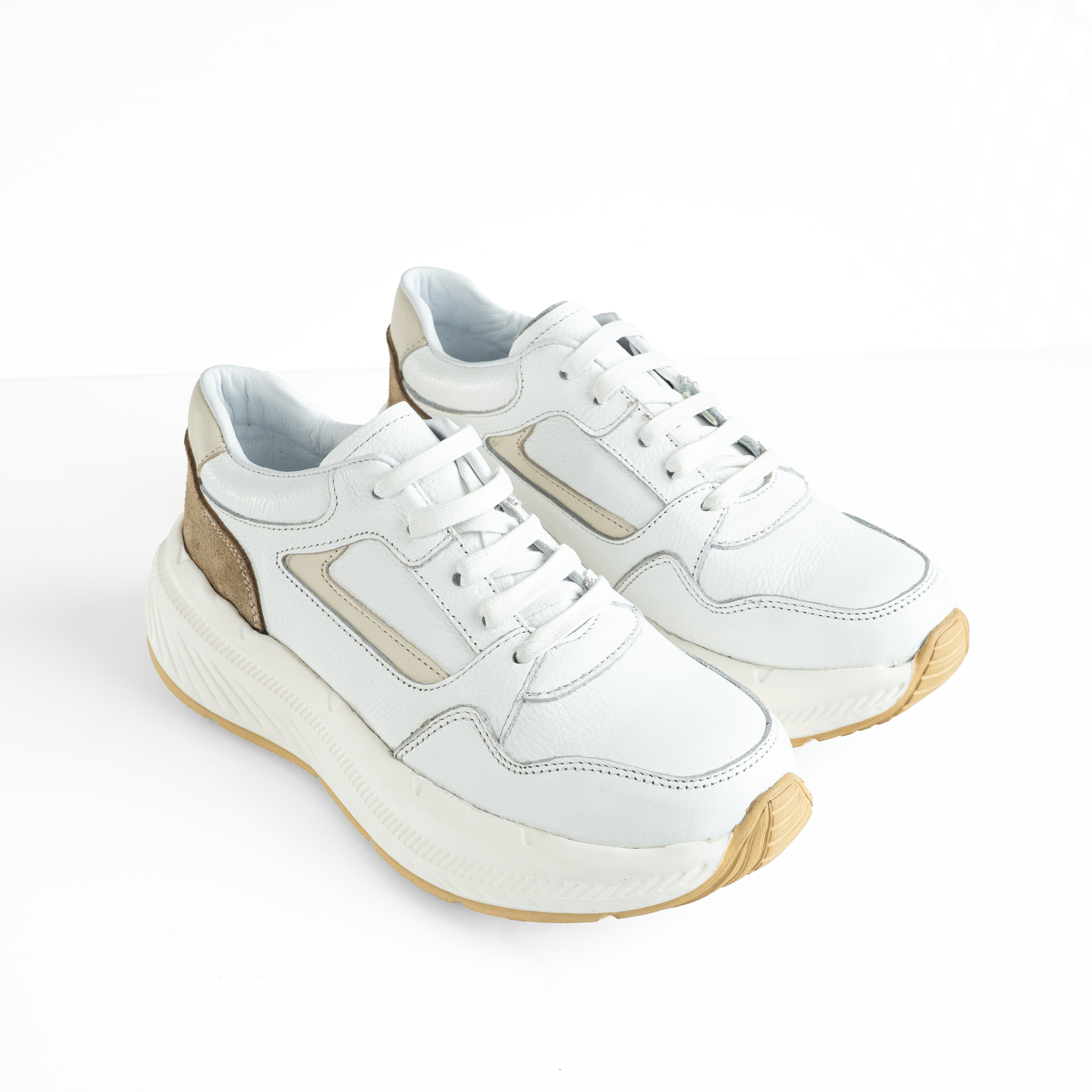 كوتشي حريمي جلد طبيعي ببطانة وفرش جلد طبيعي ونعل EVA طري وطبي مع تطعيمة شمواه وارتفاع نعل 5 سم


